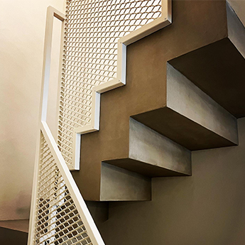 Garde-corps métal sur escalier béton, Sarl Mathio